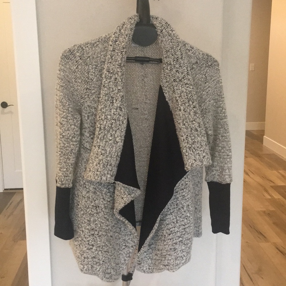 Size large bar 3 sweater.  Like new